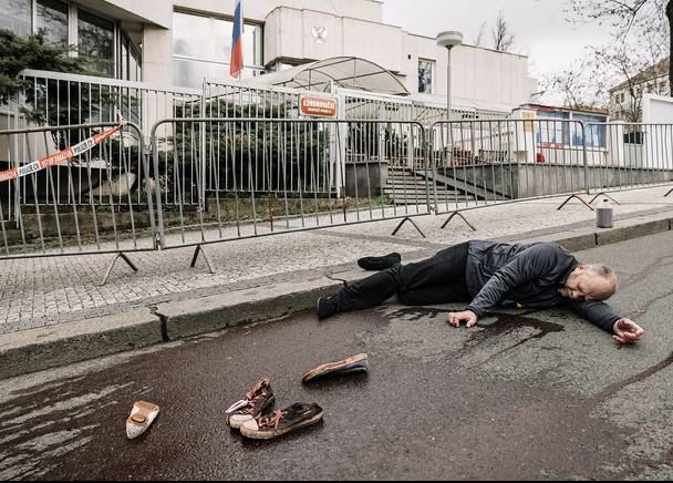 Të shtrirë e të mbuluar në gjak si viktimat e Buchës, një grup njerëzish në Pragë kujtojnë viktimat në Ukrainë