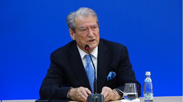 Berisha zbulon emrin e kandidatit për President nga zarfet e PS-së