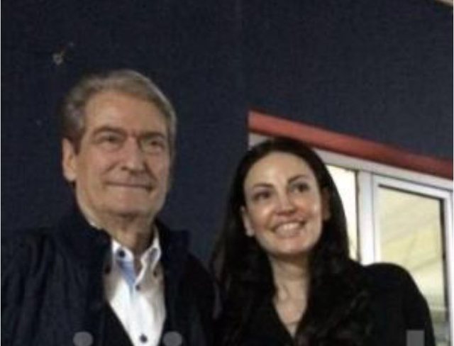 Befason Bleona Qereti/ Rikthehet fuqishëm në Partinë Demokratike, këngëtarja në garë për…