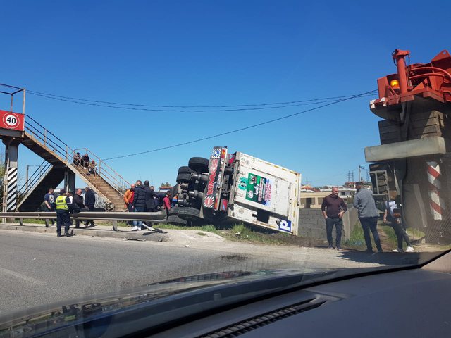 Aksident në Durrës, përmbyset kamioni që transportonte bagëti