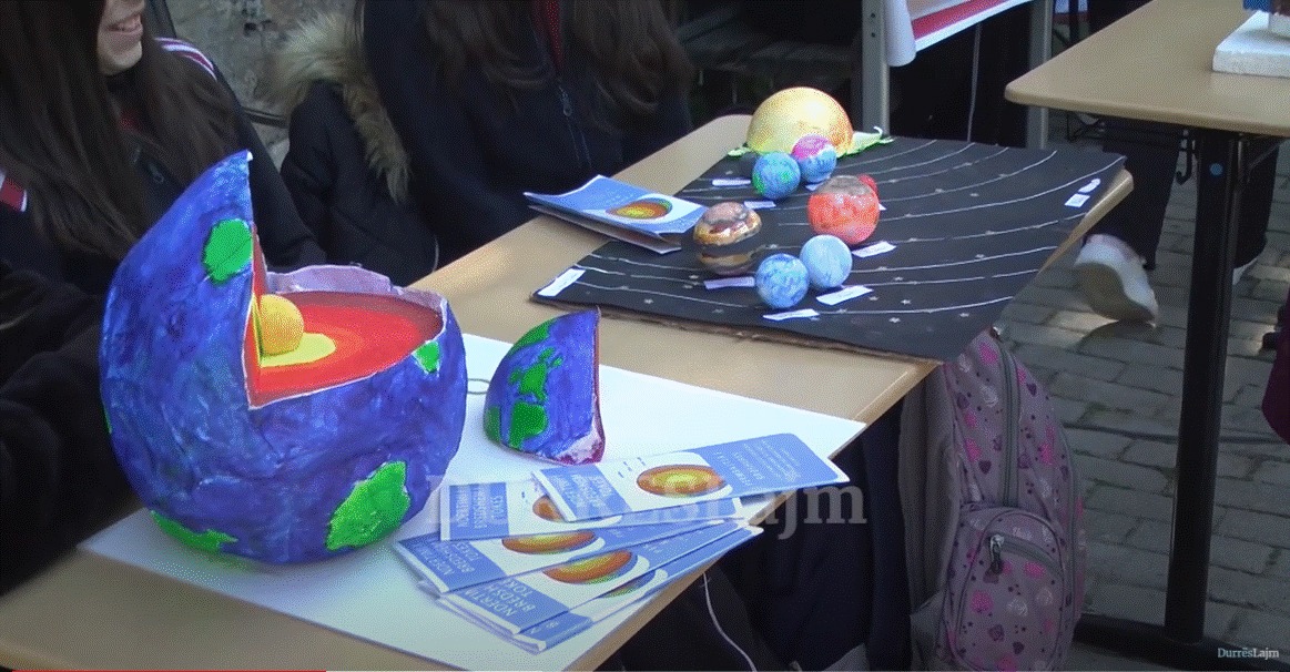 Ekspozita &#8220;Udhëtarët e dijes&#8221; e kolegjit Turgut Ozal, nxënësit surprizojnë me projektet e tyre shkencore (VIDEO)
