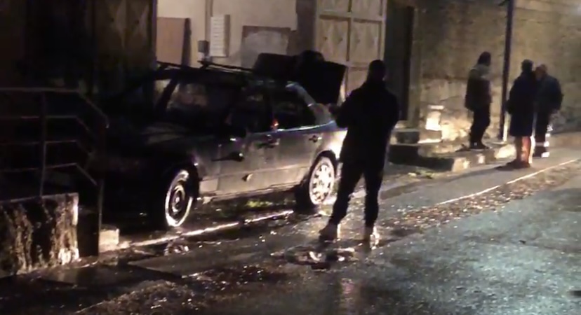 Digjen dy makina të parkuara, policia dyshon për zjarrvënie të qëllimshme