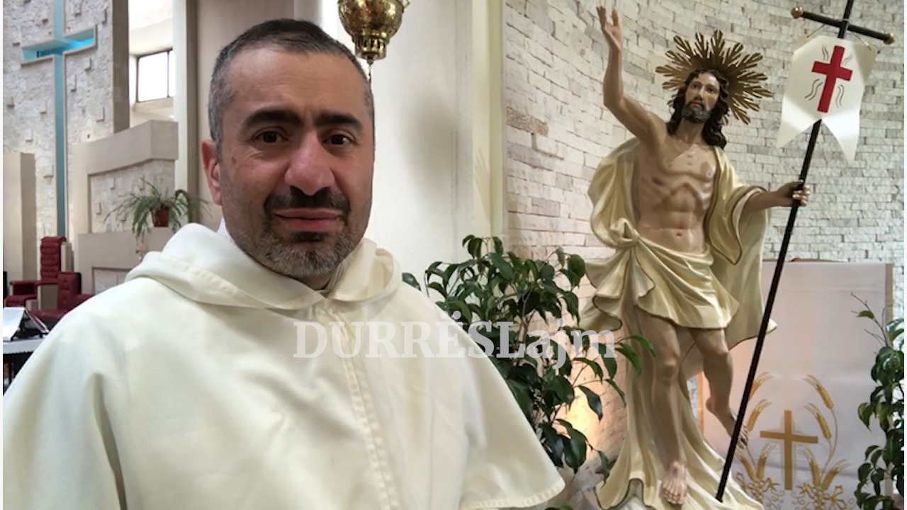 Pashkët katolike në Durrës/ At Bernard Caruana uron besimtarët: Të dalim prej varreve tona të zhgënjimit dhe të gjejmë shërimin e duhur (VIDEO)