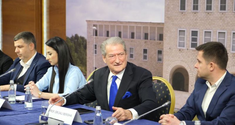 Berisha bashkëbisedim me pedagogët: “Rrogat të mjerueshme, 200 mijë lekë më pak se në 2013”