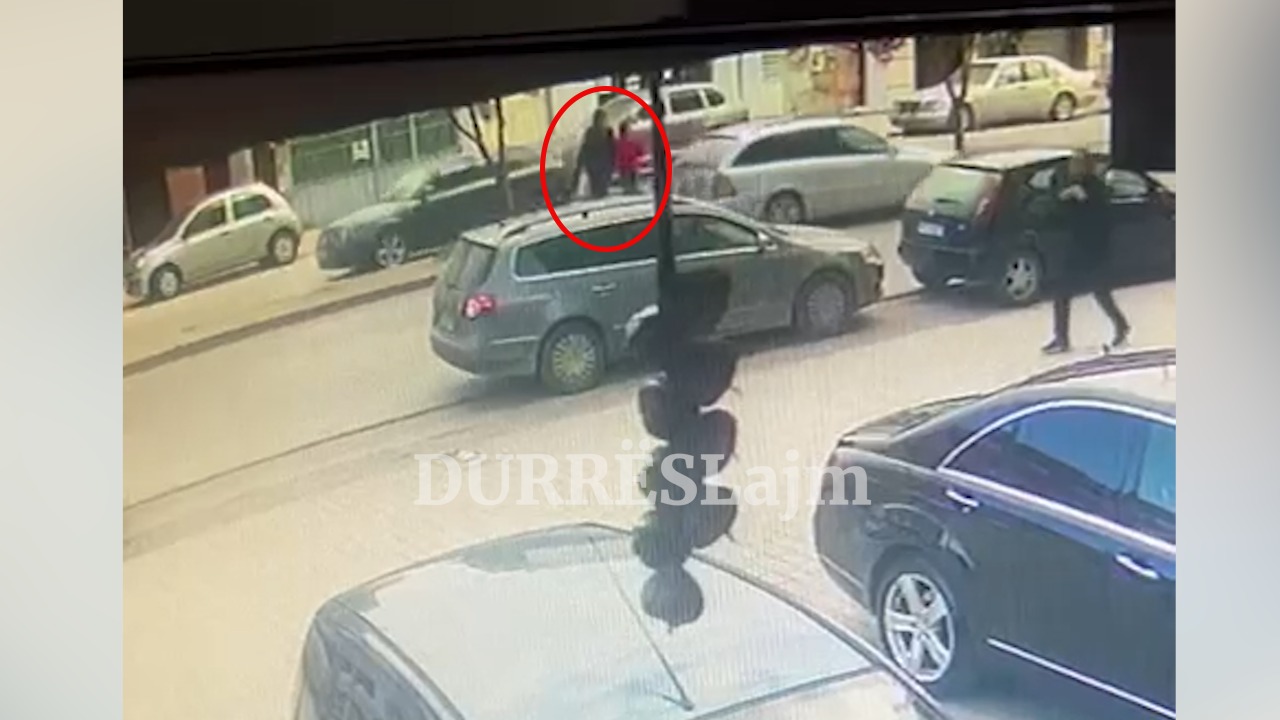 Pamje të rënda/ Durrës, momenti kur automjeti merr përpara gruan. E plagosura rëndë në spital (VIDEO)