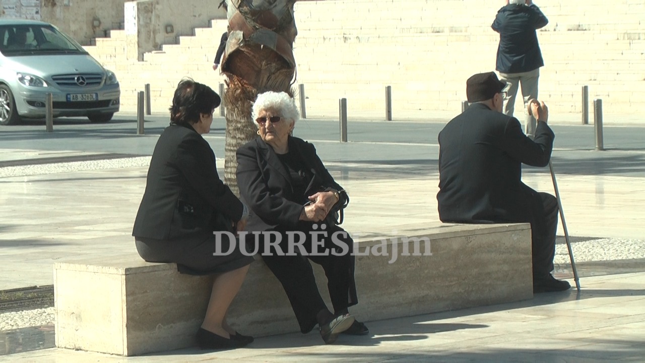 Pensionistët vuajnë mungesën e gjelbërimit: Nuk ka më mushkëri Durrësi! (VIDEO)
