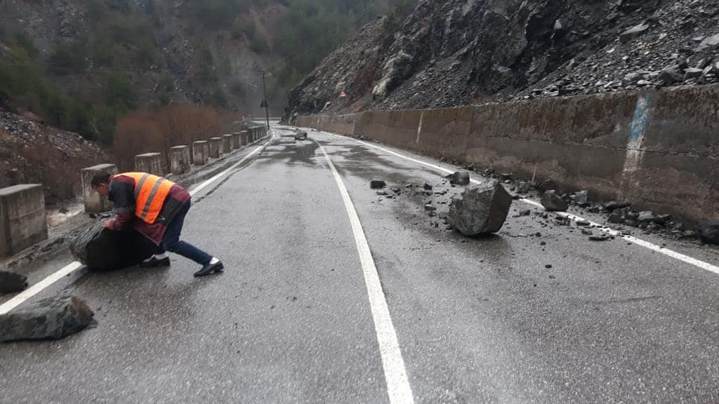 Moti i keq, ARRSH: Rënie gurësh dhe materialesh në disa rrugë