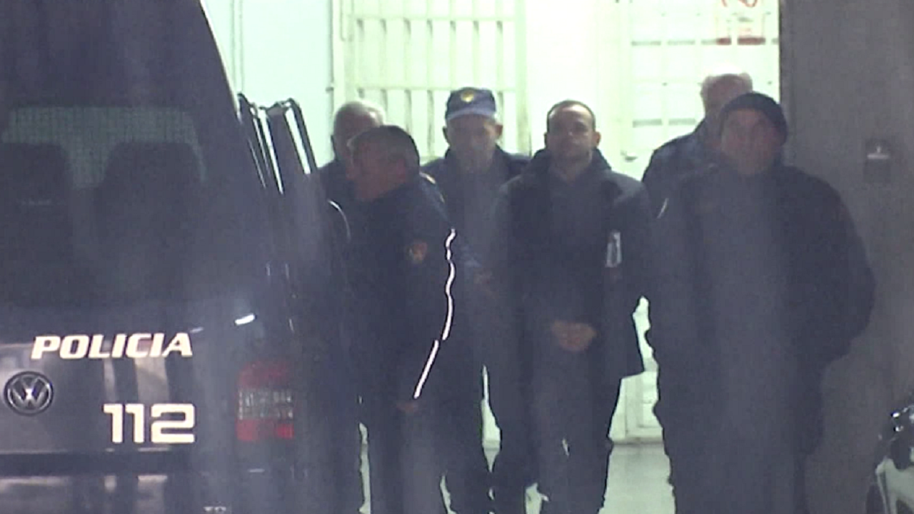 Gjykata e lë në burg, Alqi Bllako niset me kokën lart dhe i prangosur drejt qelisë