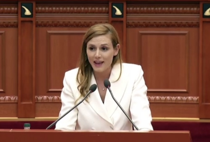 Tjetër gafë nga ministrja e Ramës: “Kërkoj ndjesë për diellin e tepruar!”