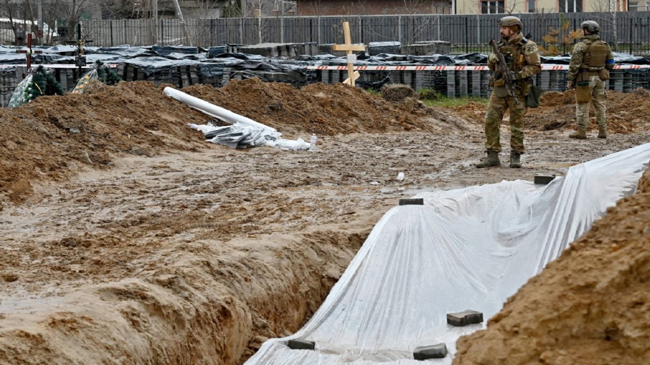 Tjetër masakër nga rusët! Zbulohet varri masiv pranë Kievit, mbi 1.222 trupa civilësh të vdekur