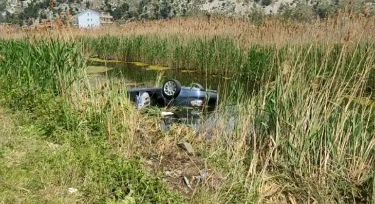 Aksident i rëndë, vdes shoferi 19-vjeçar, plagoset pasagjeri