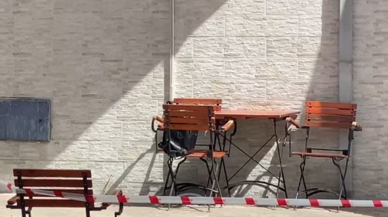 Një çantë e dyshimtë në mes të lokalit, policia rrethon zonën