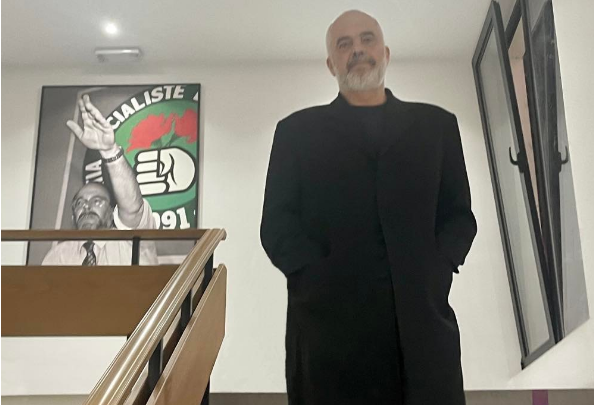 “Po ju zgjoj si gogol”, Edi Rama poston foton me Fatos Nanon nga pas