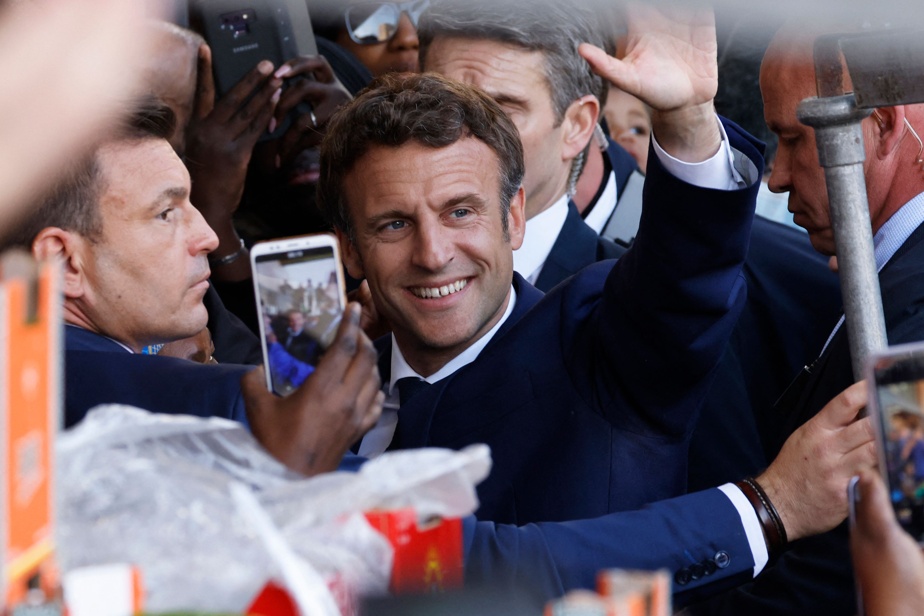 Dalja e parë pas zgjedhjeve, Makron e presin me sulm me domate (VIDEO)