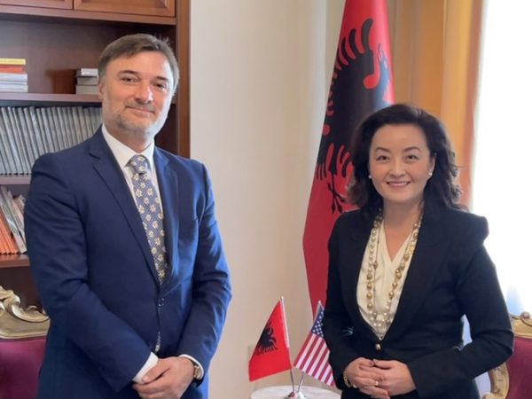 Ambasadorja Kim reagon pas takimit me Alibeajn: Le të vazhdojmë së bashku përpara, jo mbrapa!