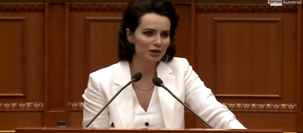 “Jeni kope e infektuar”/ Grida Duma i përgjigjet Ramës: Nuk reagova as kur më nxorre foton në fushatë, por…