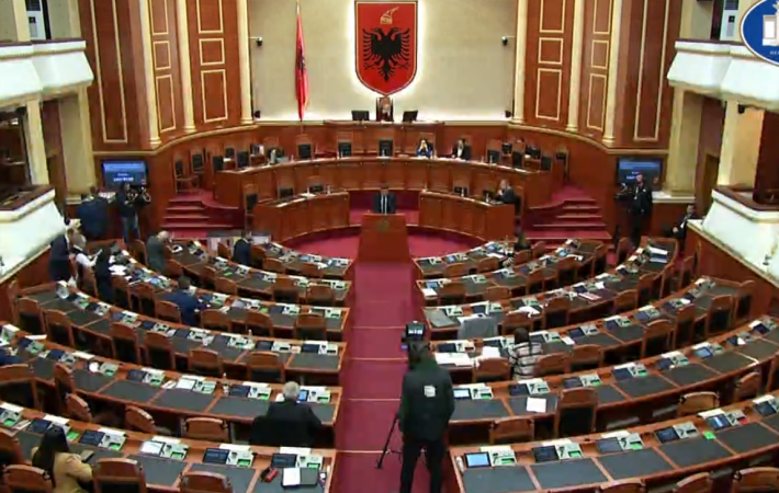 Nis Kuvendi me një minutë heshtje pas kërkesës së Tritan Shehut