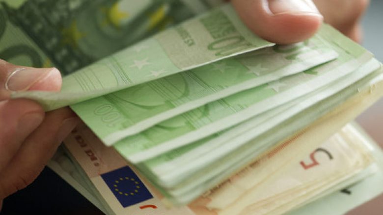 Gruaja në kryeqytet i jep 135 mijë euro “mysafirit” për të hapur biznes, mashtruesi i “avullon” lekët