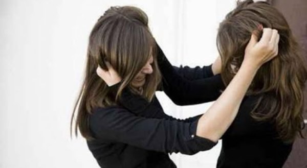 Plas sherri mes kunatave, nusja e djalit të vogël të familjes dhunon 43-vjeçaren