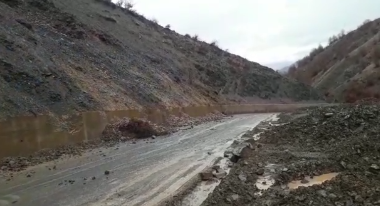 Vijon shembja e dherave në rrugën e Arbrit, rrezikohen mjetet