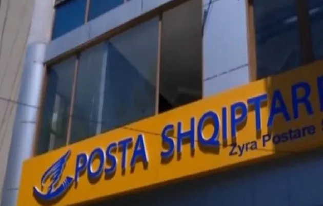 Djali me kapuç grabit me armë filialin e postës shqiptare