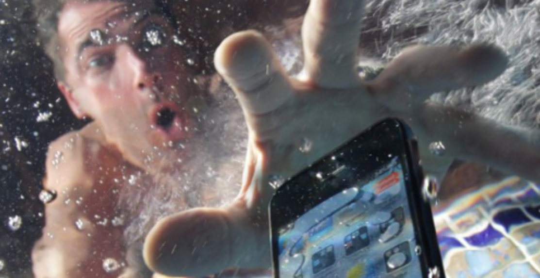 Nëse ju bie telefoni në ujë, mos e thani me tharëse! Ja si ta “shpëtoni”