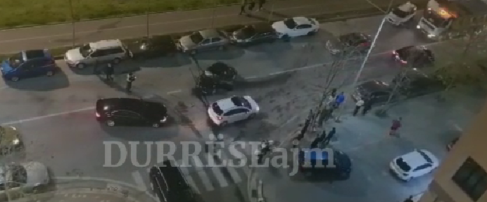 Aksident në Durrës, makina bëhet &#8220;copë e çikë&#8221; në mes të rrugës (VIDEO)