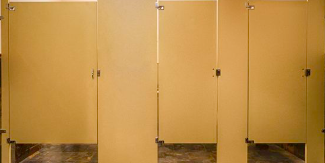 A e dini pse dyert në banjot publike nuk prekin deri në dysheme?