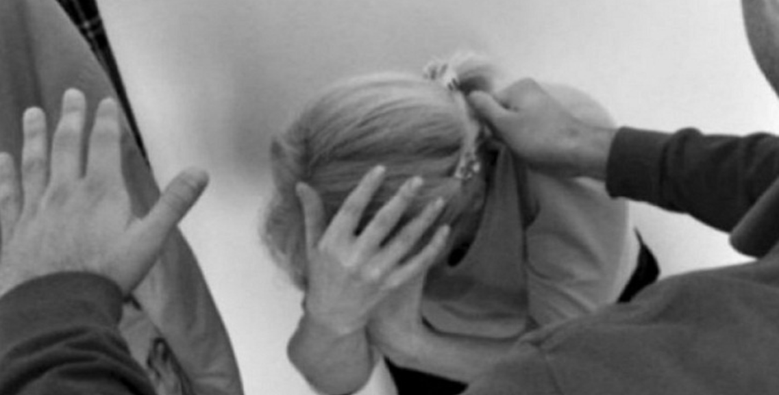 Dhunoi prindërit dhe motrën, në pranga 34-vjeçari