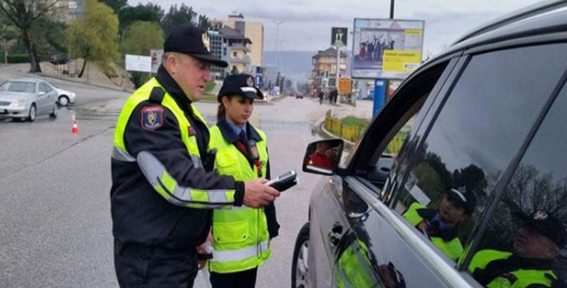 “Jam mbi 191 cm!”/ I riu falsifikoi dokumentin për gjatësinë që të mos vendoste rrip, policët e zbresin nga makina dhe e masin