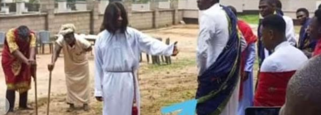 Po performonte në shfaqjen e kryqëzimit të Jezusit, 25-vjeçari humb jetën në mënyrë tragjike