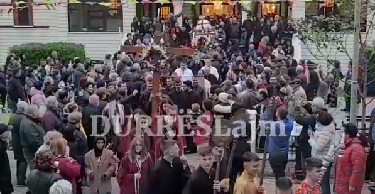 E premtja e zezë në Durrës, me qindra besimtarë ortodoksë marrin pjesë në ceremoninë e Epitafit (VIDEO)