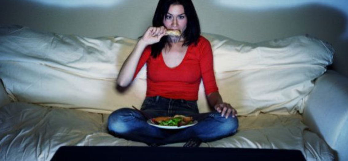 Ushqeheni para televizorit? Ekspertja: Ja çfarë po i bëni vetes