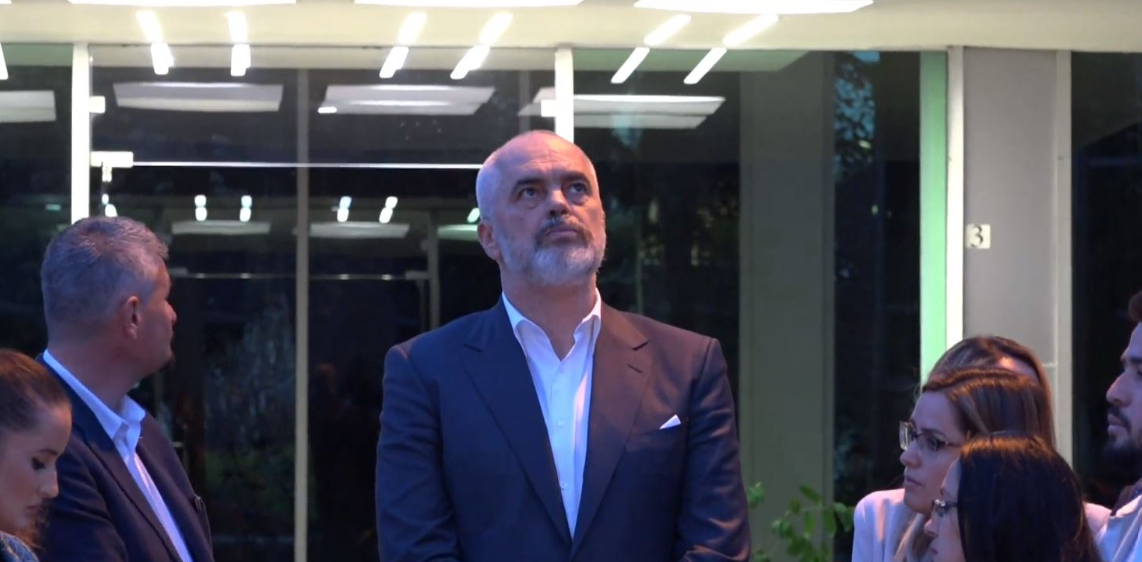 Rama ndërpret fjalën teksa po fliste me gazetarët, pasi dëgjon thirrjen e ezanit