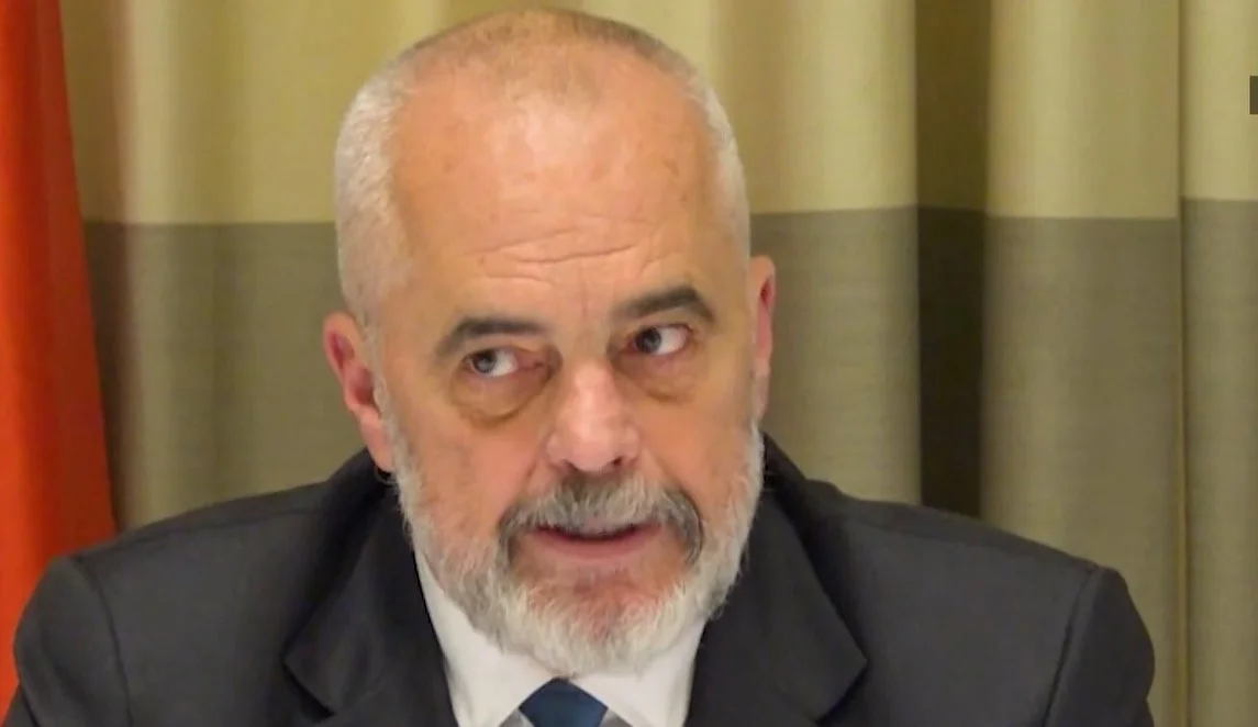 Babai i deputetit socialist u shpall ‘non-grata’, ja si reagon Rama kur pyetet për djalin e Aqif Rakipit