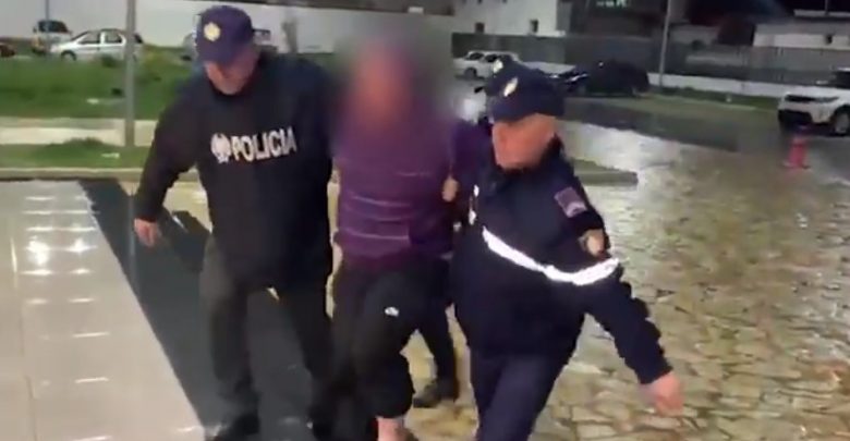 Iu gjet në makinë një arsenal armësh dhe kanabis, policia arreston 49-vjeçari