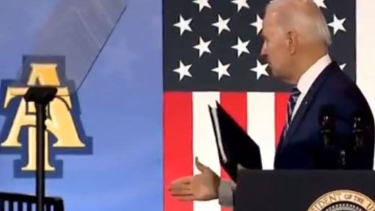 VIDEO/ Veprimi i çuditshëm i Biden, tenton t’i japë dorën “fantazmës” në podium