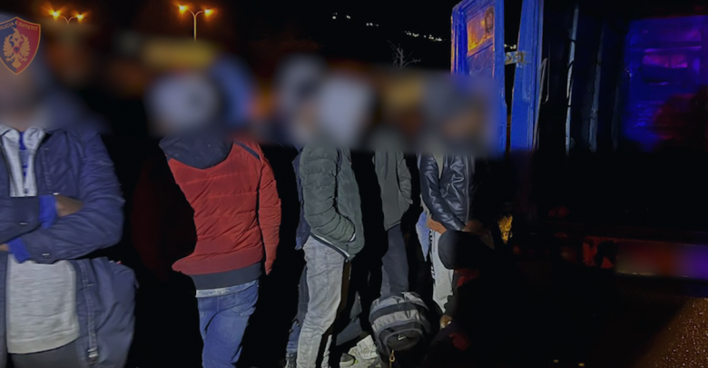 Kishte fshehur 64 emigrantë në furgon, arrestohet i riu, shpallen në kërkim dy bashkëpunëtorët e tij