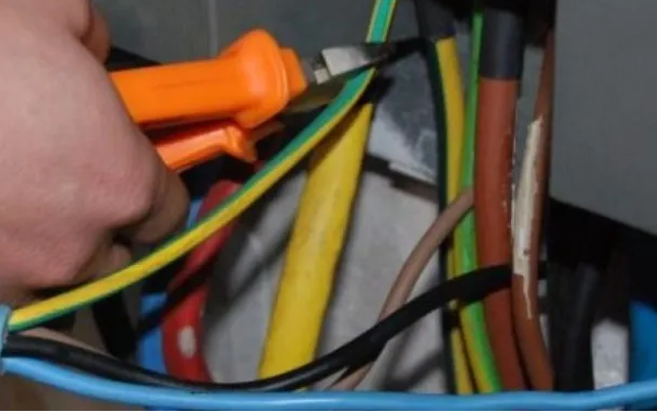 Vidhte energji elektrike, vihet në prangat e policisë 54-vjeçari