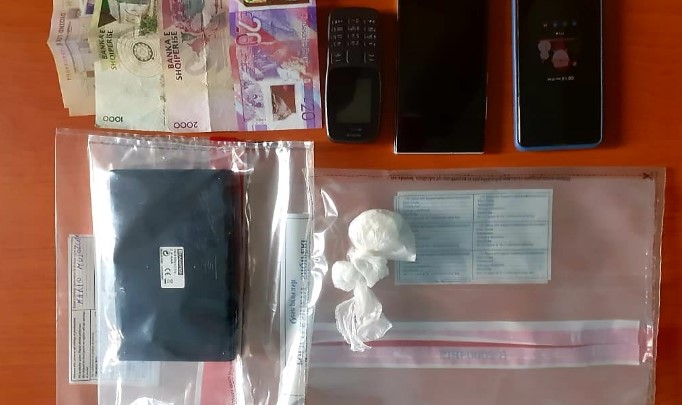 Shisnin kokainë, arrestohet i riu, procedohet penalisht e dashura