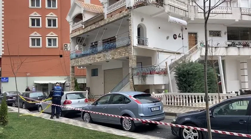 Panik në një lokal, një person hedh lëndë plasëse