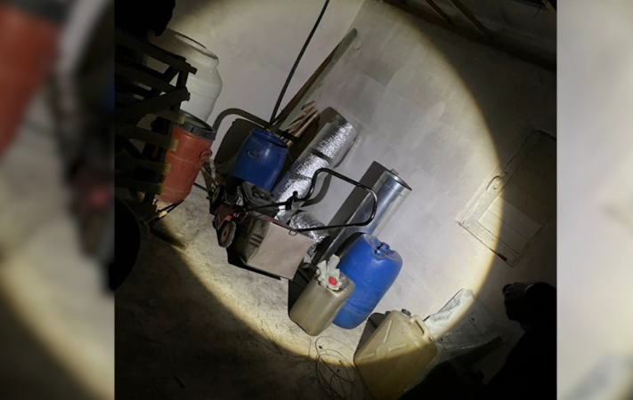 Ktheu banesën në “shtëpi bari”, pranga 47-vjeçarit, zbulohet dhe lidhja e paligjshme e energjisë elektrike