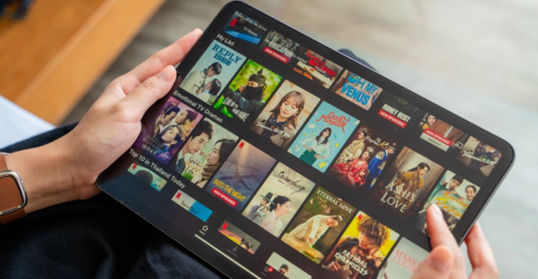 Netflix kufizon ndarjen e fjalëkalimeve dhe futjen e reklamave