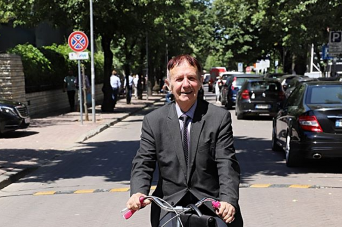 Do futej në BBV? Ish-deputeti Jenisheri: Njerëzit më duan shumë, çdo ditë bëjnë 2-3 foto me mua