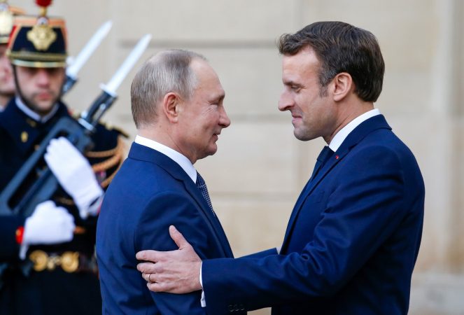 Putin lë pas ndasitë e luftës, uron Macron për rizgjedhjen si president të Francës