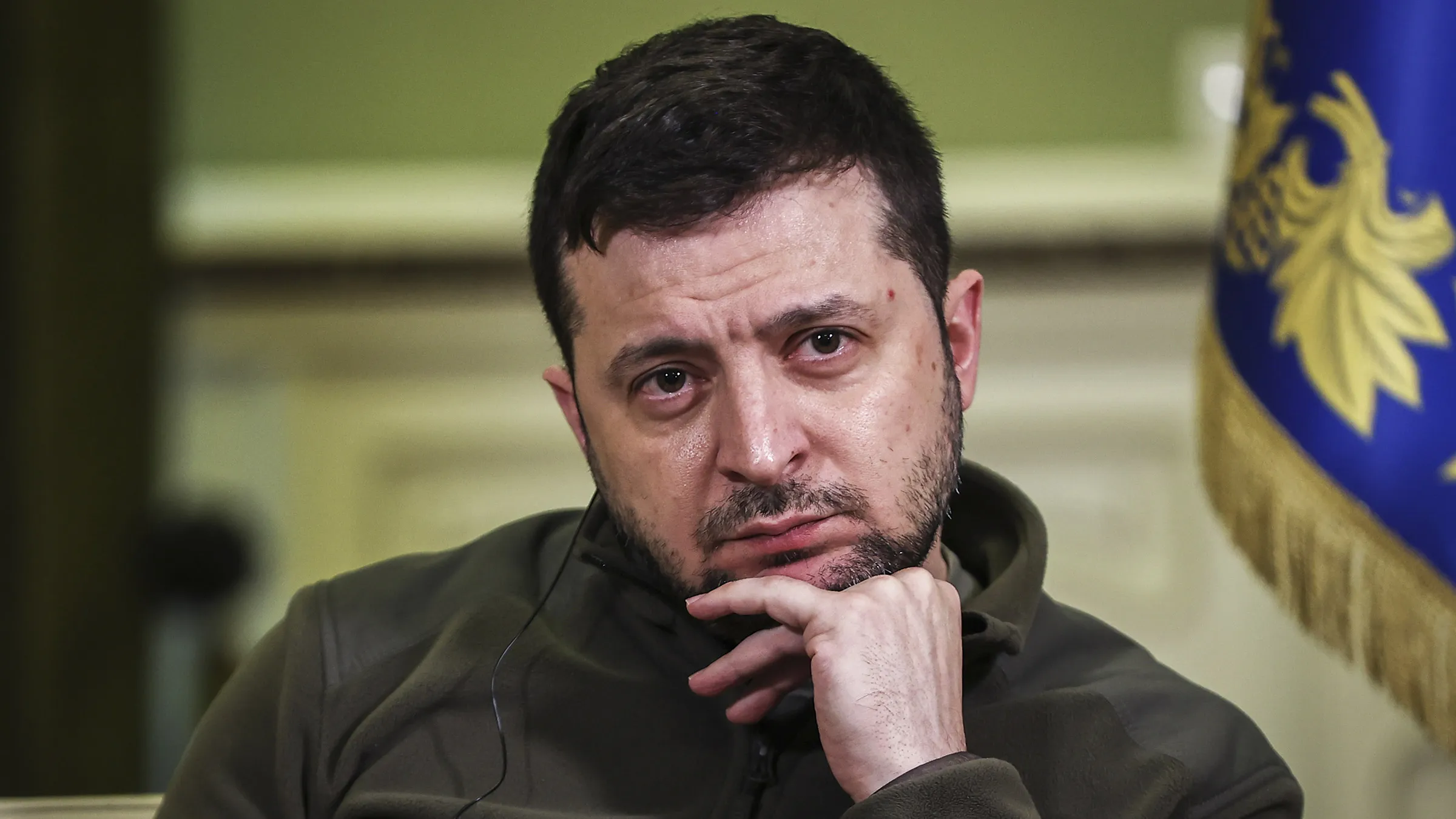 Zelenksy bisedë telefonike me kancelarin gjerman: Autorët e krimeve të luftës duhet të ndëshkohen