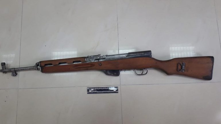 I gjendet armë zjarri në banesë, në pranga 57-vjeçari