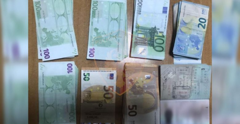 Me mijëra euro të padeklaruara në çantën e dorës, procedohet 26-vjeçari në Rinas