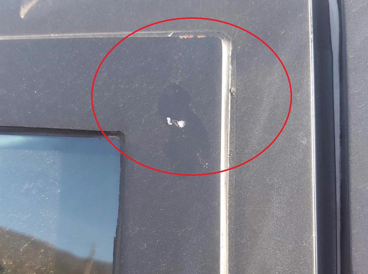 Iriqë metalikë dhe thyerje xhamash, pamje nga katër sulmet drejt policisë së Kosovës