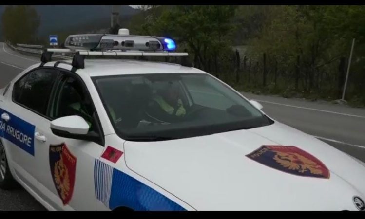 Dhunohen dy efektivë policie, ndaluan një makinë që po kryente manovra gjatë lëvizjes (EMRAT)